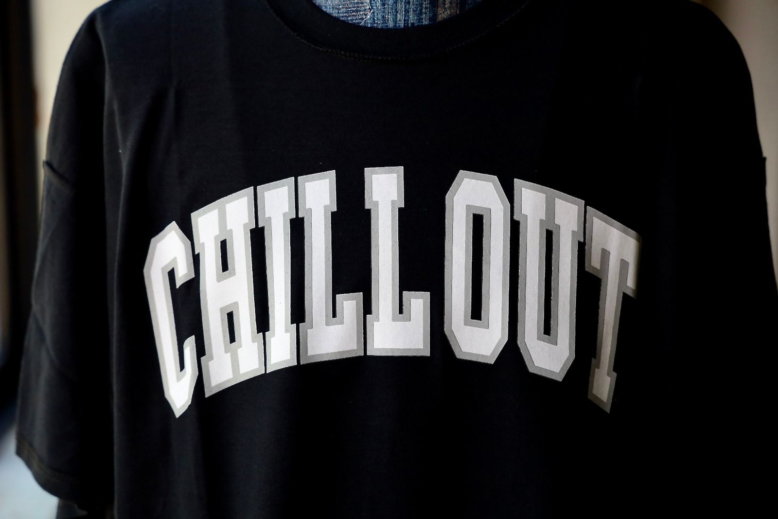 イズネスミュージック CHILL OUT T-SHIRT (IMP6_03_CHILLSST01) BLACK