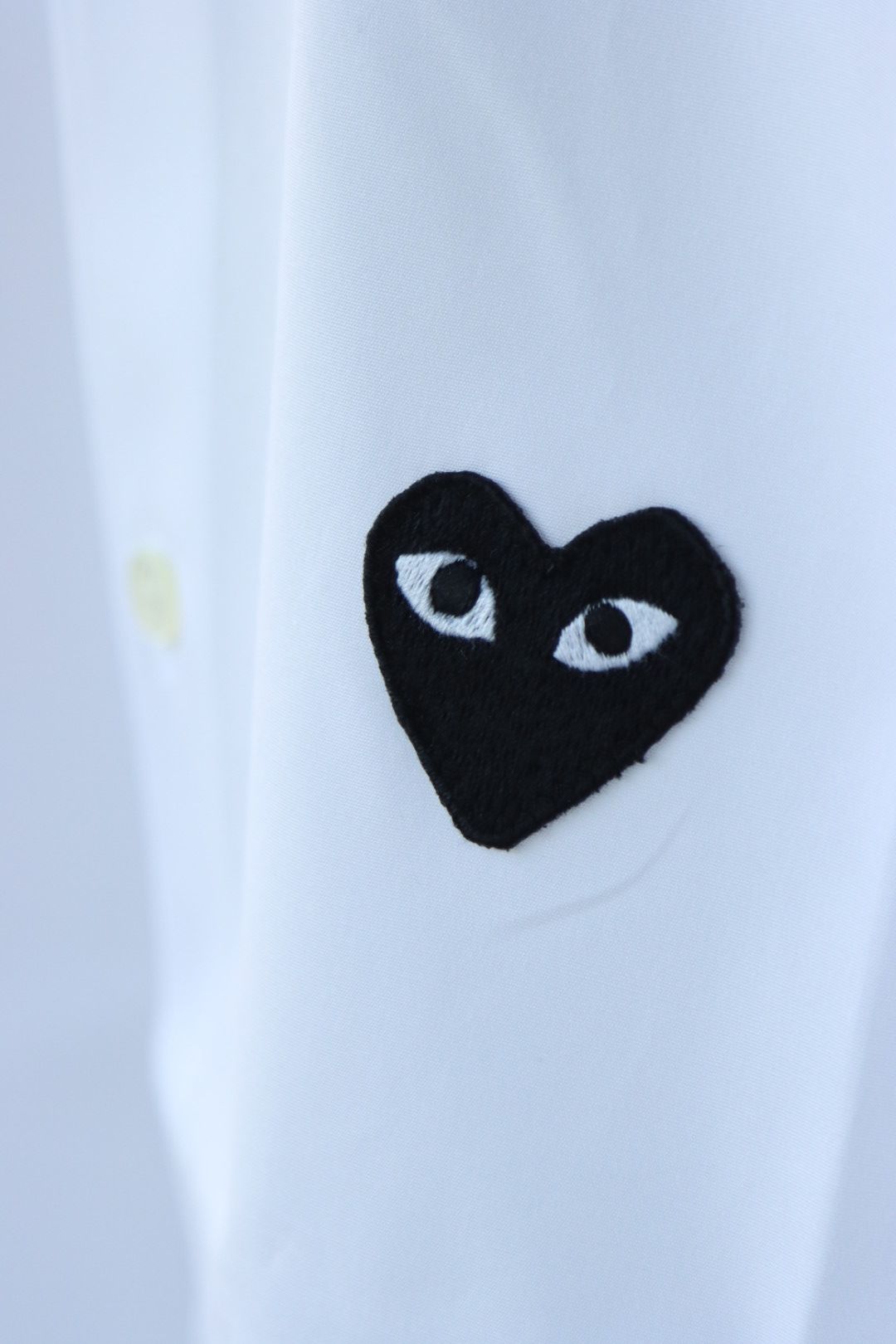 プレイコムデギャルソン MEN'S SHIRT (WHITE×BLACK HEART)