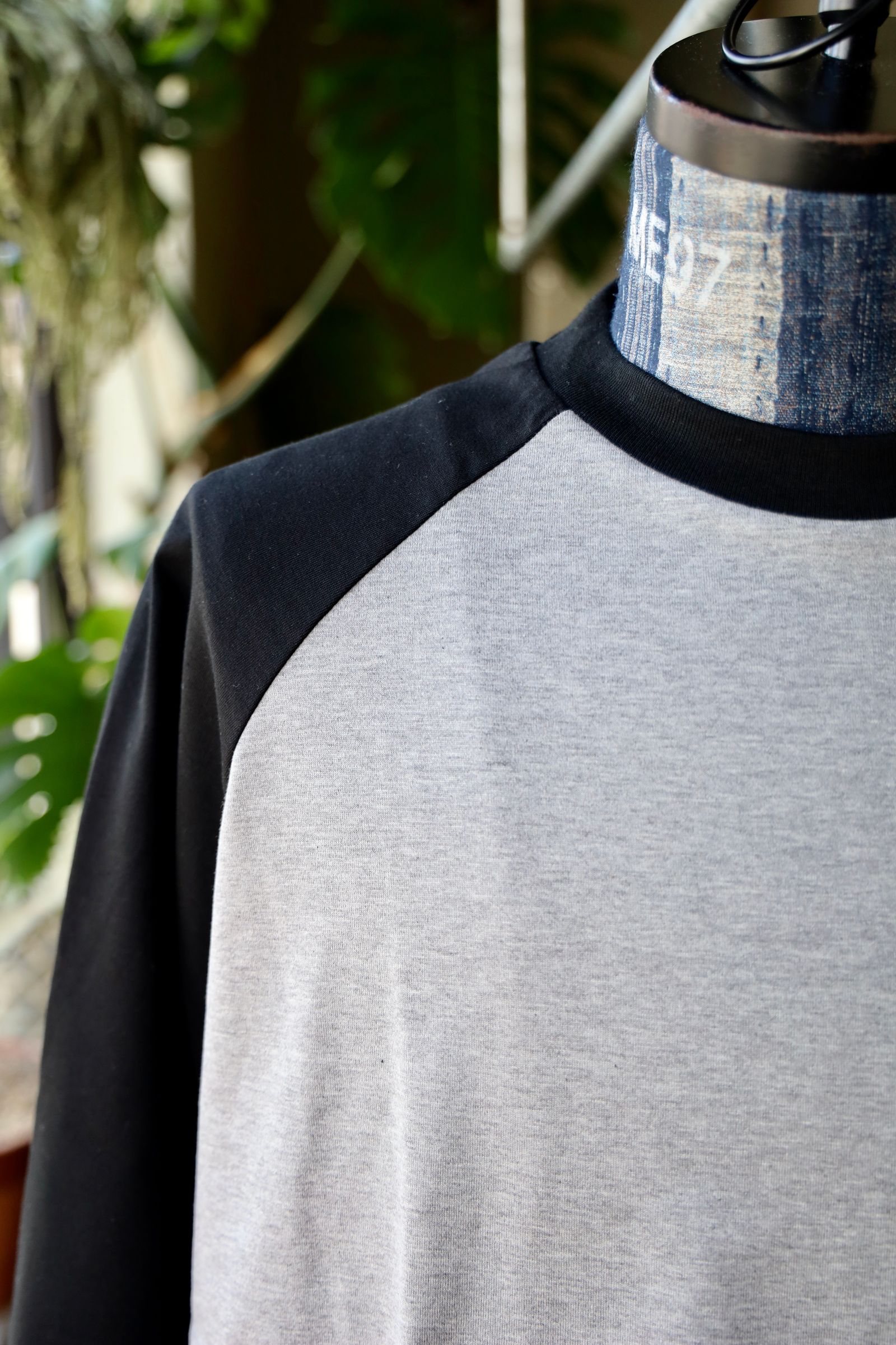 イズネス25SS BALLOON RAGLAN SLEEVE T-SHIRT(1007SSCST01)GRAY×BLACK