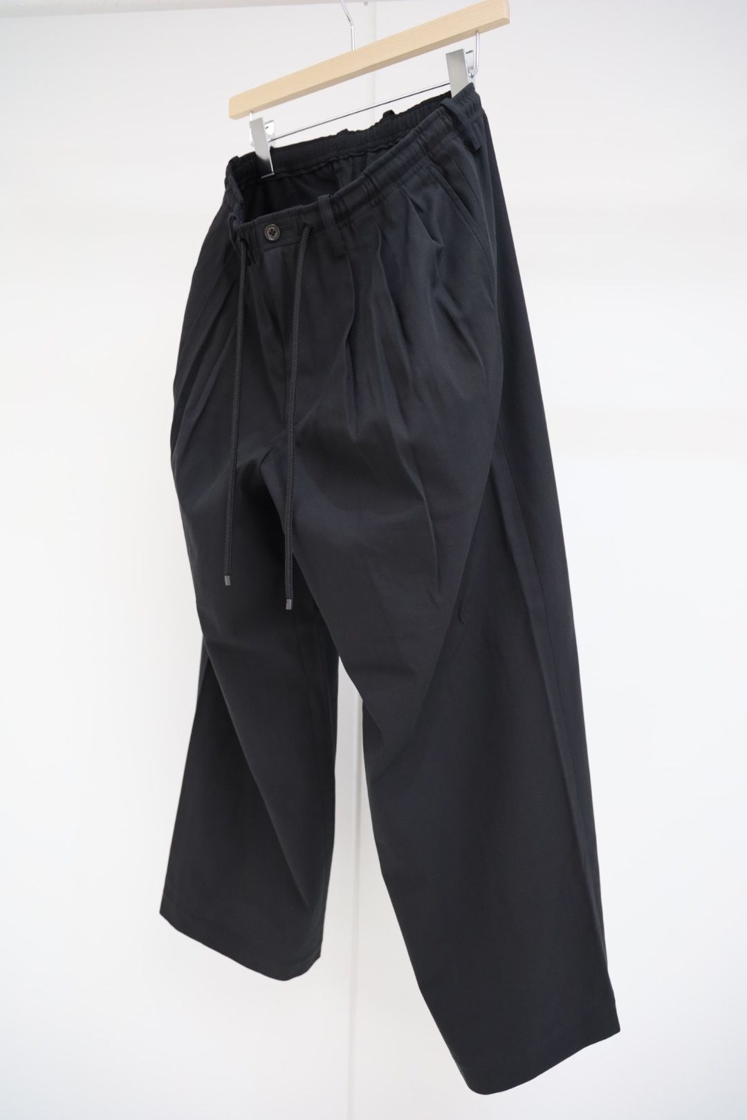 マーカウェア 26SS  60/2オーガニック強燃ボイル3/2ツイル / トリプルプリーテッドイージートラウザーズ(A26A16PT02C) Black☆新作発売！