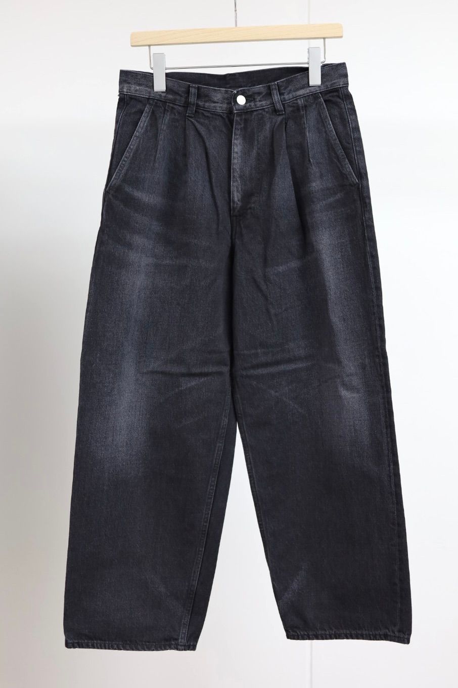 グラフペーパー Selvage Denim Two Tuck Pants(GU261-40061DB)BLACK_DARK FADE