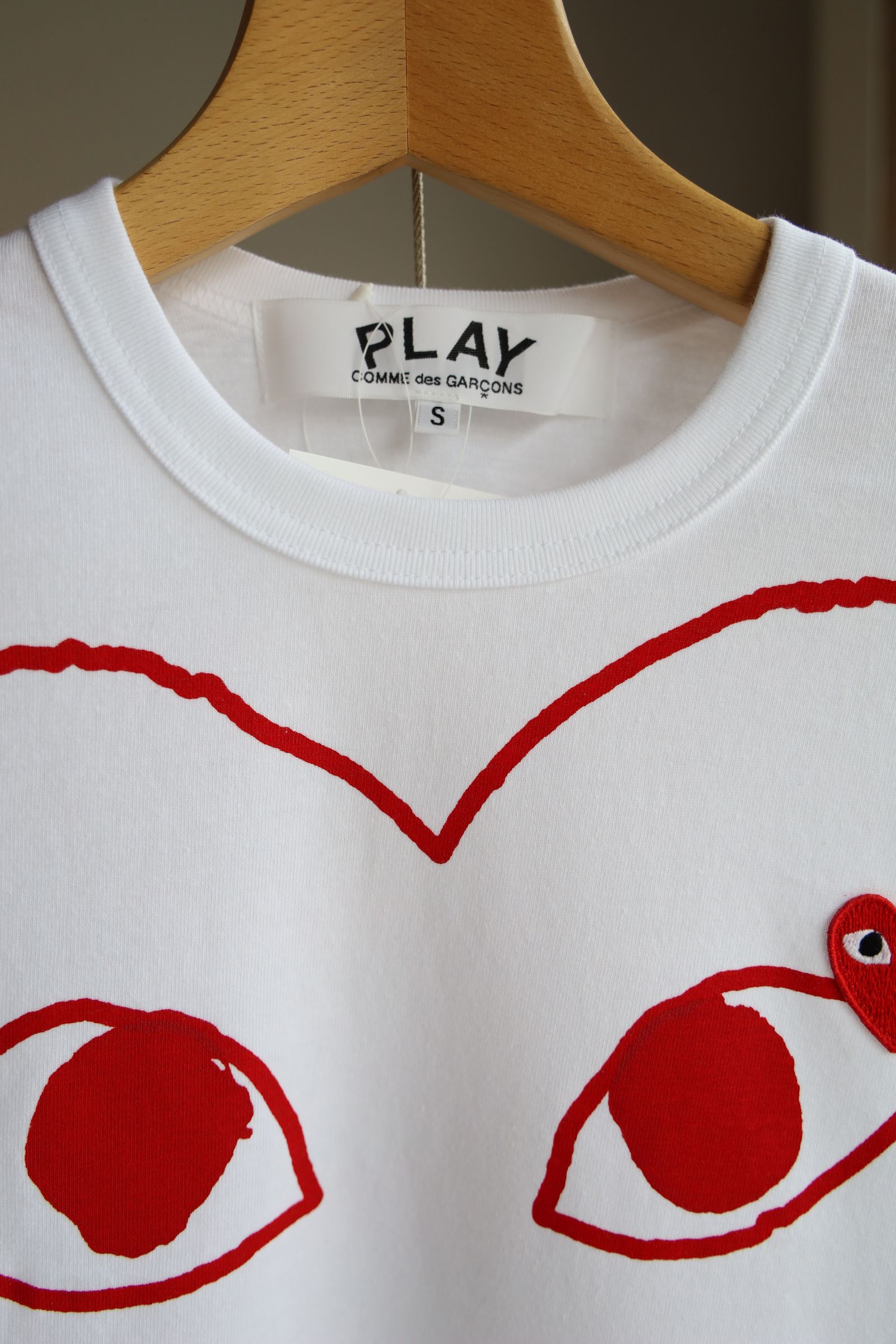 PLAYプレイコムデギャルソン RED EMBLEM Tシャツ(WHITE/RED)