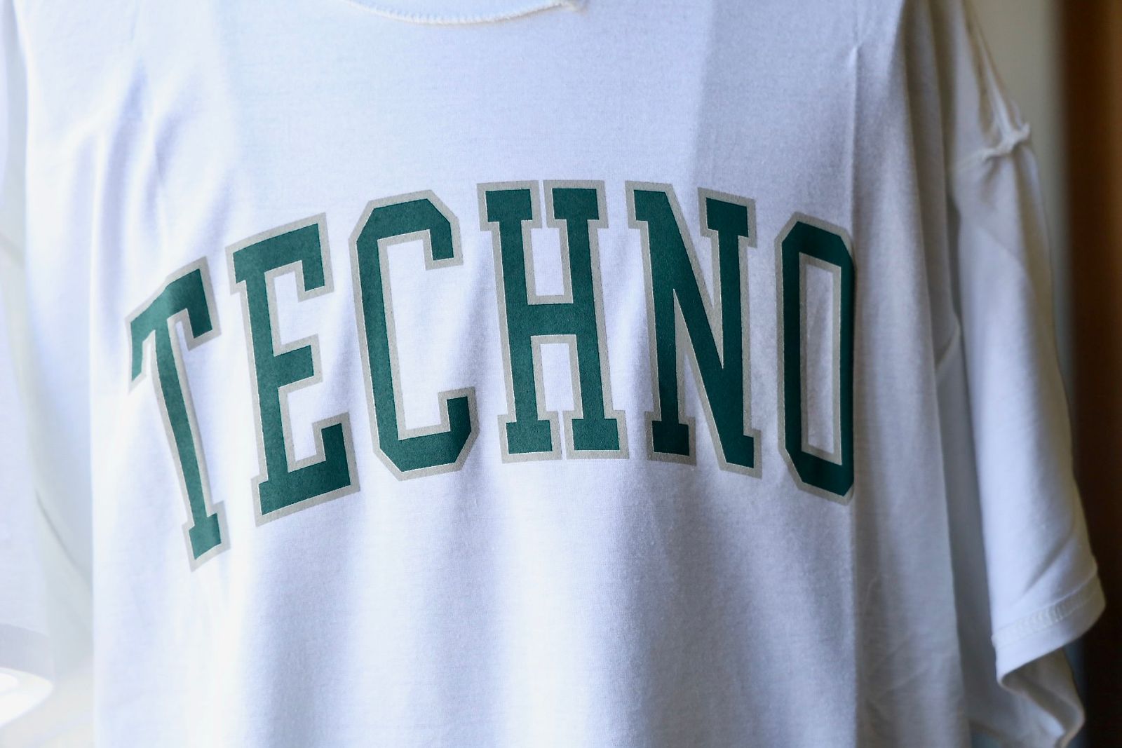 イズネスミュージック TECHNO T-SHIRT (IMP6_02_TECHNOSST01) WHITE