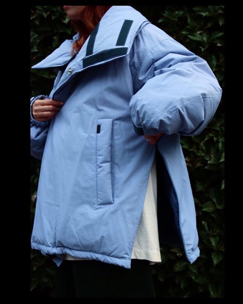 イズネス22AW DOWN JACKET is-ness×Yeti (IS-YETIK01)BLUE GRAYスタイル