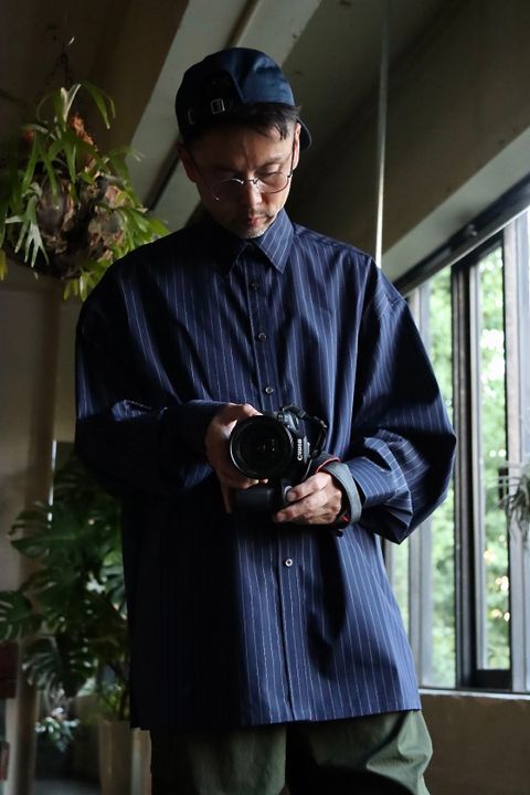 グラフペーパー22AW High Count Broad Stripe Regular Collar Shirt"NAVY PIN STRIPE"スタイル