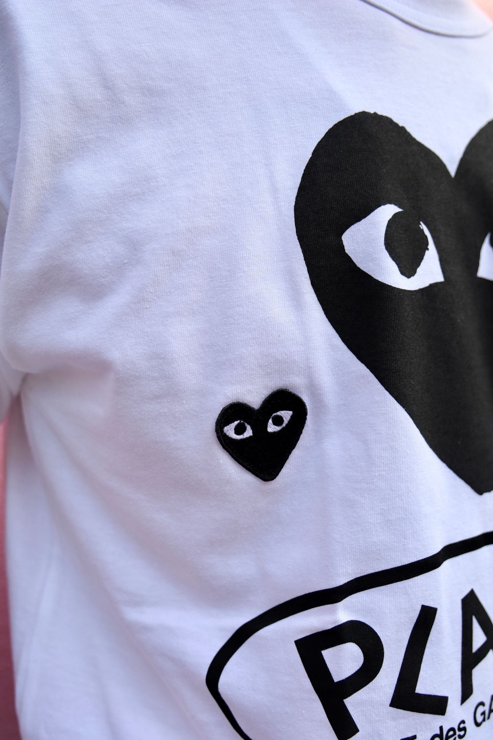PLAY COMME des GARCONS エンブレムTシャツ PLAY COMME des GARÇONS: T-SHIRT WITH DOUBLE HEART (BURGUNDY