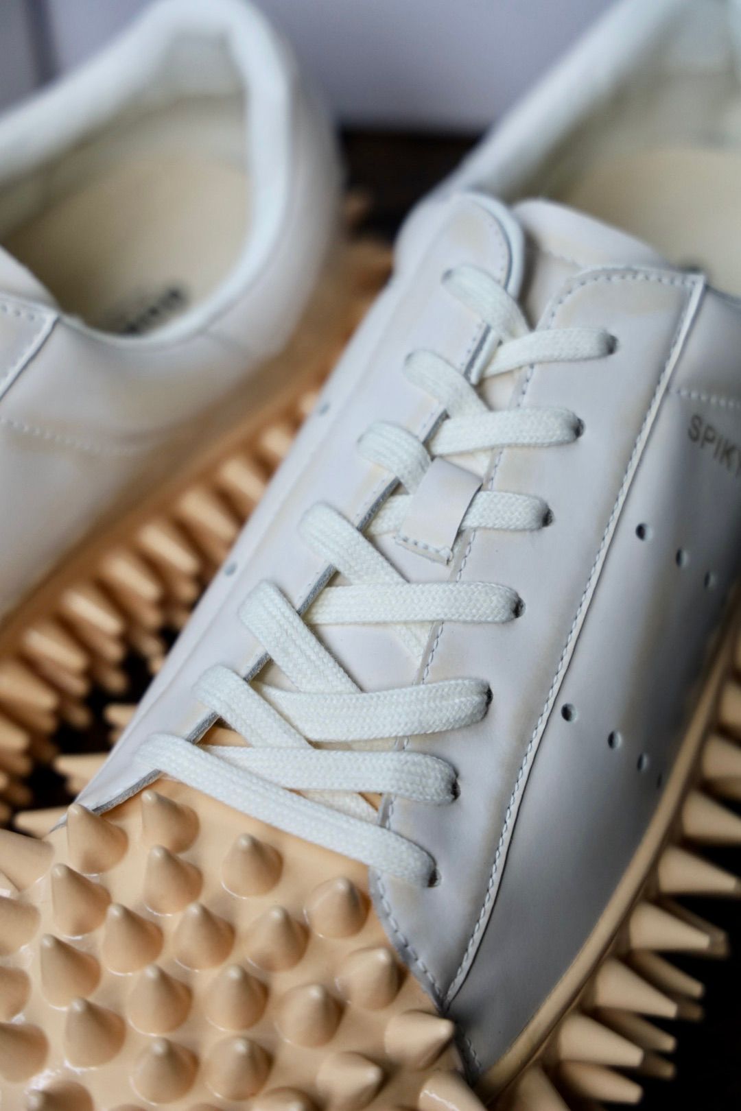 doublet 25AW スニーカーSPIKY LEATHER SNEAKER (25AW76FT63)WHITE