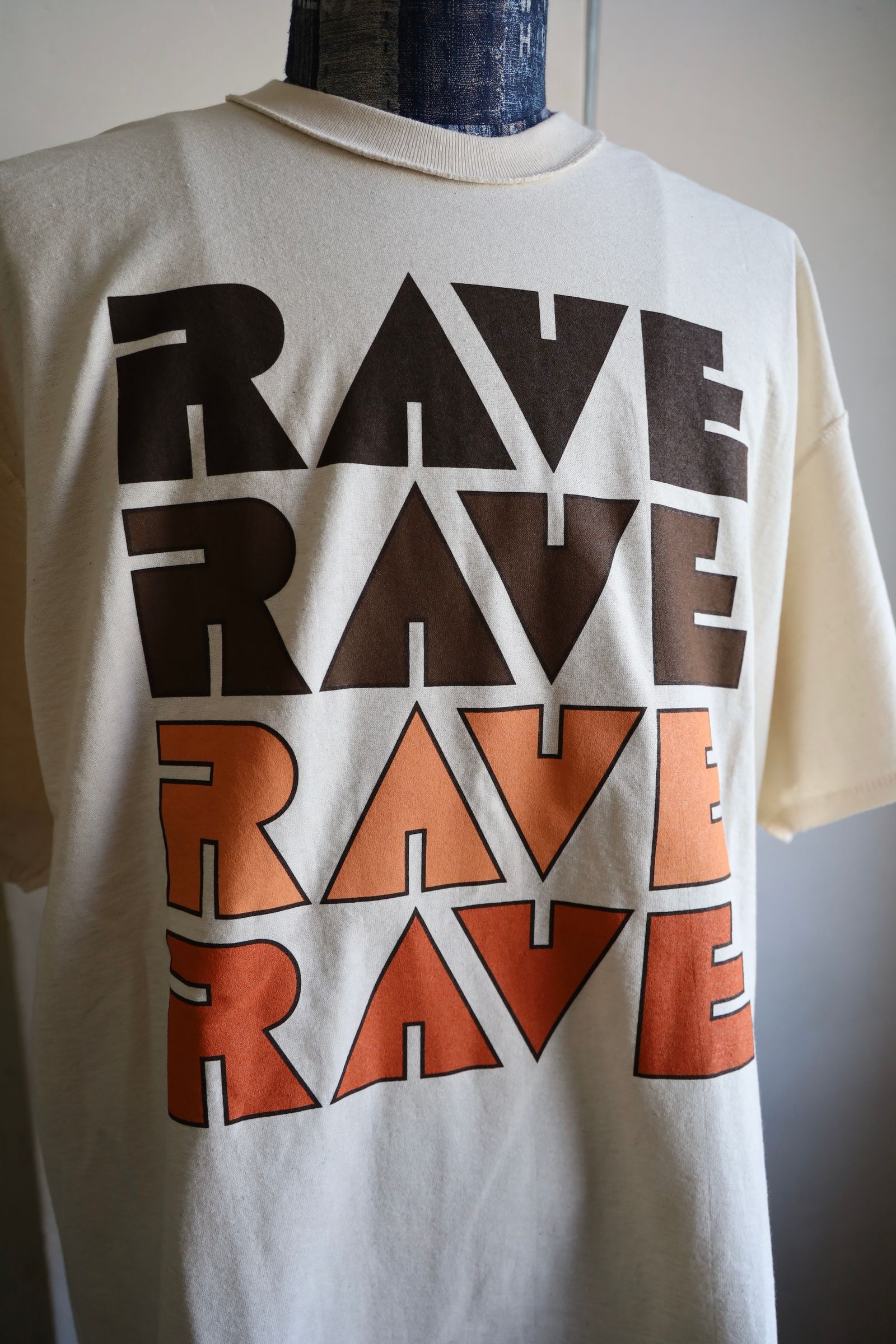 イズネスミュージック 25SS RAVE T-SHIRT(IMP5_23_RAVE5ST01)NATURAL