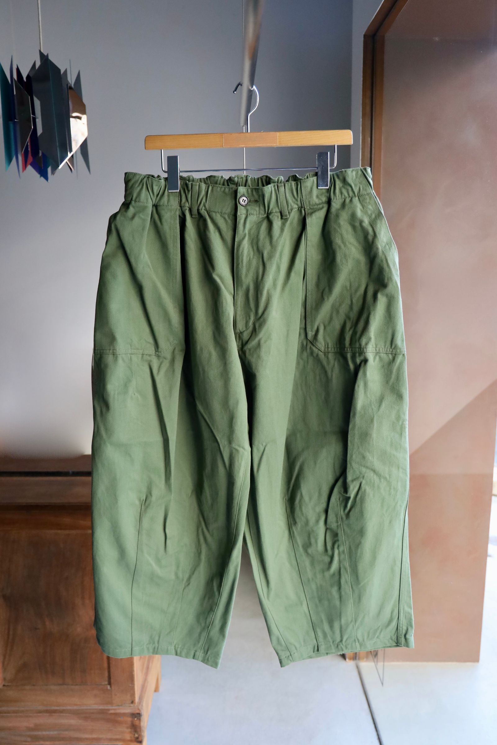 イズネス 25SSバルーンベイカーパンツBALLOON BAKER PANTS (1006SSBALOONPT01)KHAKI