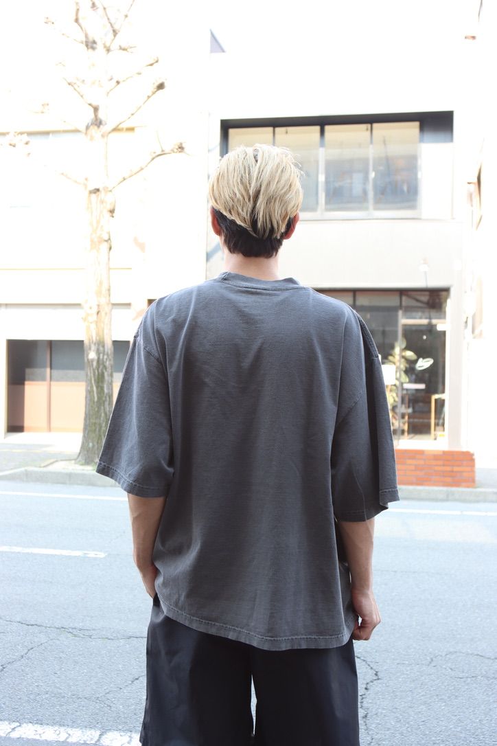イズネスミュージック 25SS DISCO UNIV. T-SHIRT(IMP5_09_DISCO UNV T01)SUMI(CHARCOAL)