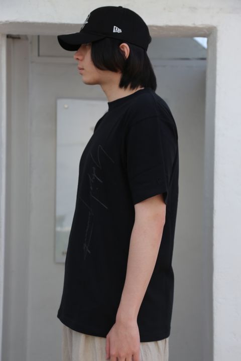 Yohji Yamamoto 半袖コットンTシャツ SS21 シグネチャーロゴ アートワーク(HD-T99-083) style.2021.4.13.