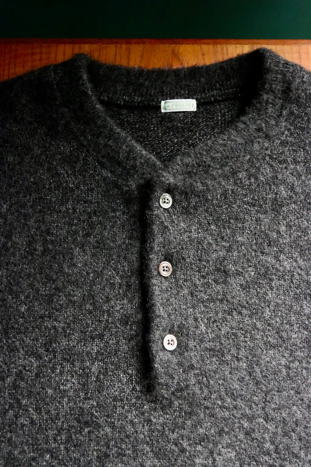 アプレッセ 2025 STYLE2 Cashmere Middle Gauge Henley Neck Sweater(25AAP-03-14)CHARCOAL