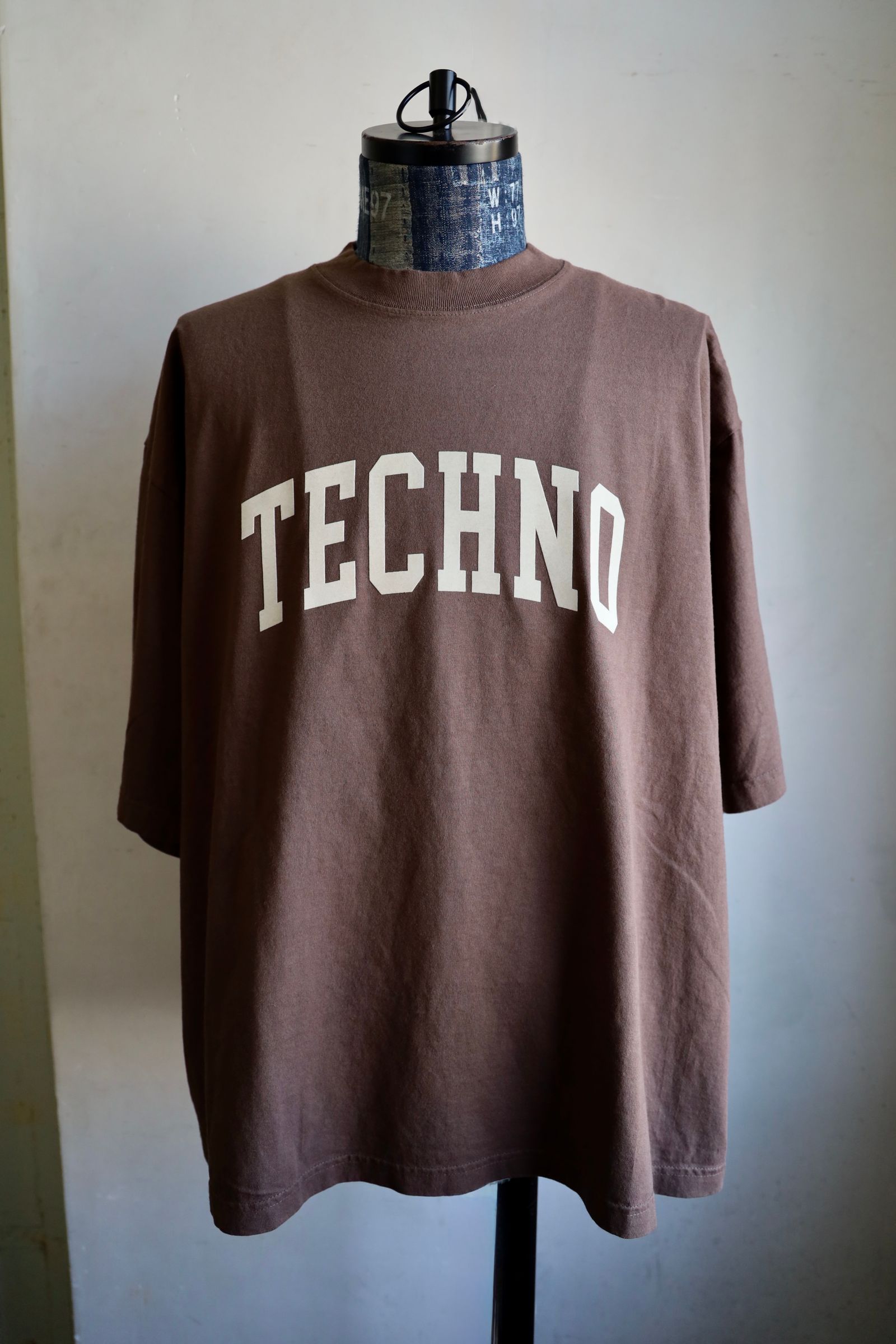 イズネスミュージック 25SS TECHNO FLOCKY PRINT T-SHIRT(IMP5_11_FLTECHNOT01)BROWN