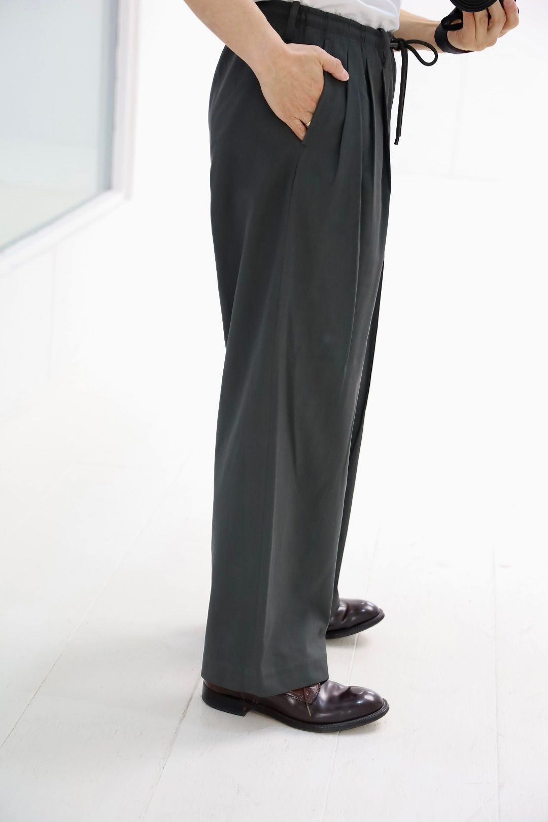 マーカウェア 26SS  60/2オーガニック強燃ボイル3/2ツイル / トリプルプリーテッドイージートラウザーズ(A26A16PT02C)Charcoal☆新作発売！