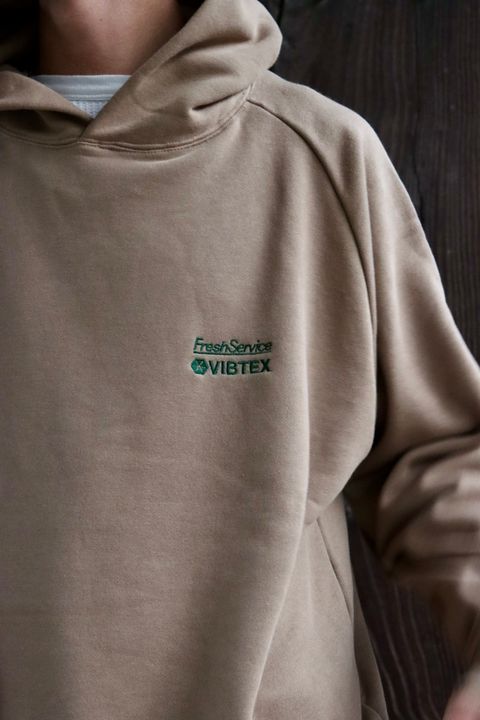 FreshService フレッシュサービス 23AW VIBTEX for FreshService “SWEAT PULL HOODIE”スタイル