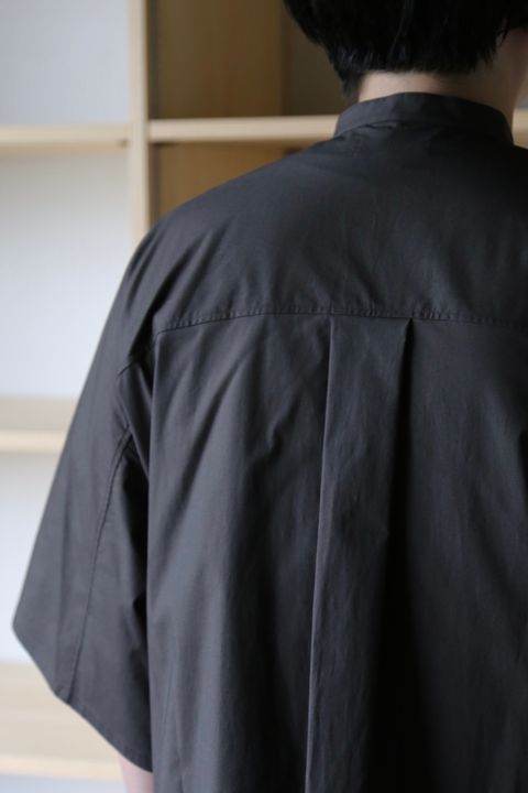 Graphpaper Stretch Typewriter Stand Collar Short Yoke Sleeve Shirt(GM212-40615B) style.2021.6.12