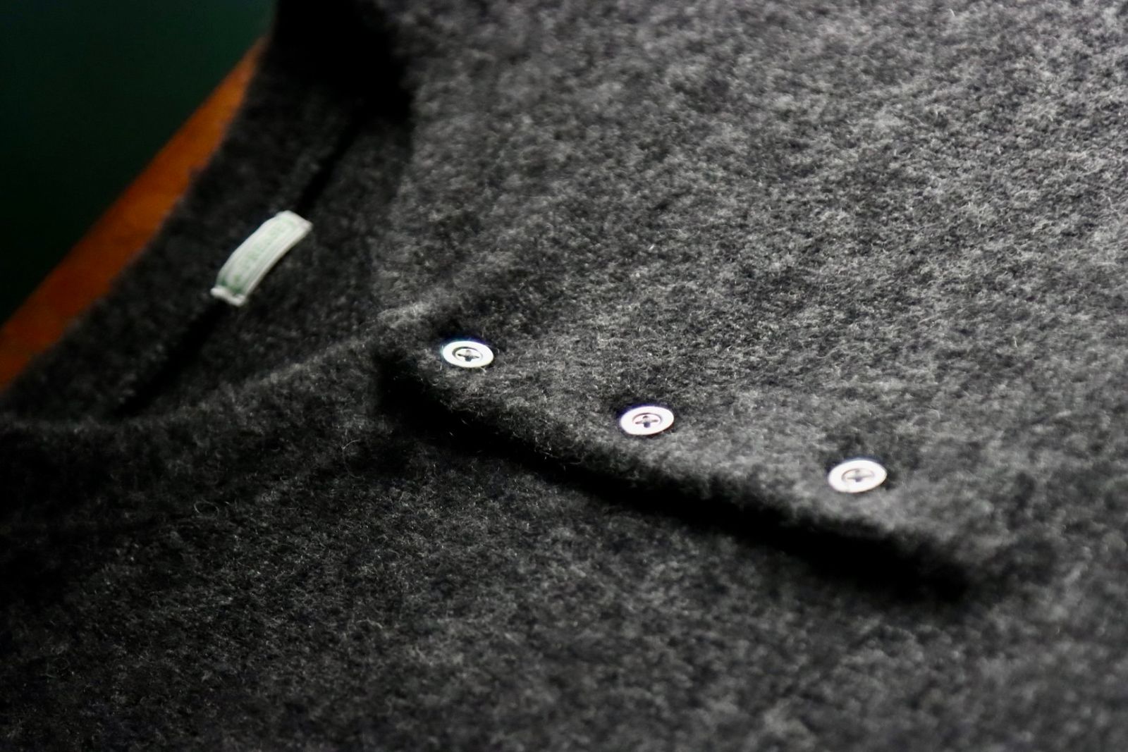 アプレッセ 2025 STYLE2 Cashmere Middle Gauge Henley Neck Sweater(25AAP-03-14)CHARCOAL