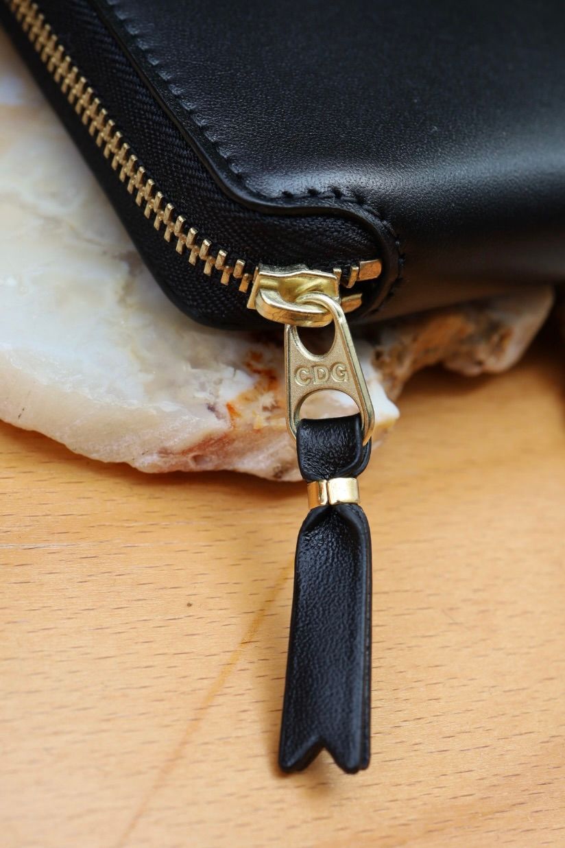 コムデギャルソン 財布 Classic Leather 二つ折りZIP財布(8Z-D002-051)BLACK☆4月11日再入荷！