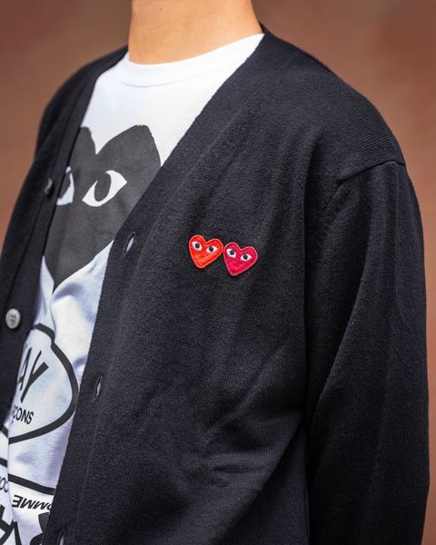 PLAY COMME des GARCONS V-NECK CARDIGAN DOUBLE BURGENDY EMBLEM MARKスタイル