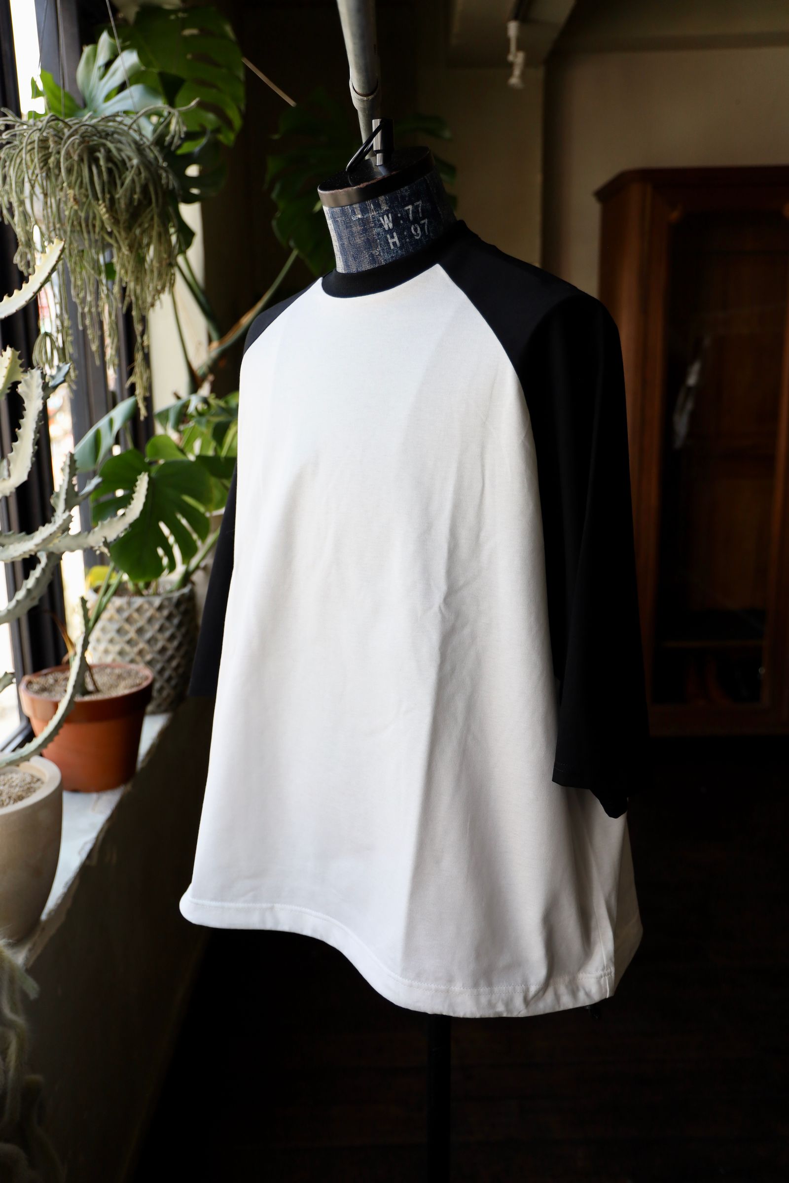 イズネス25SS BALLOON RAGLAN SLEEVE T-SHIRT(1007SSCST01)OFF WHITE×BLACK