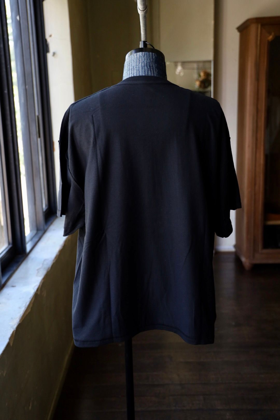イズネスミュージック CHILL OUT T-SHIRT (IMP6_03_CHILLSST01) BLACK