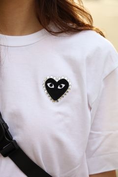 プレイコムデギャルソン RHINESTONE HEART Tシャツ(WHITE/BLACK HEART)