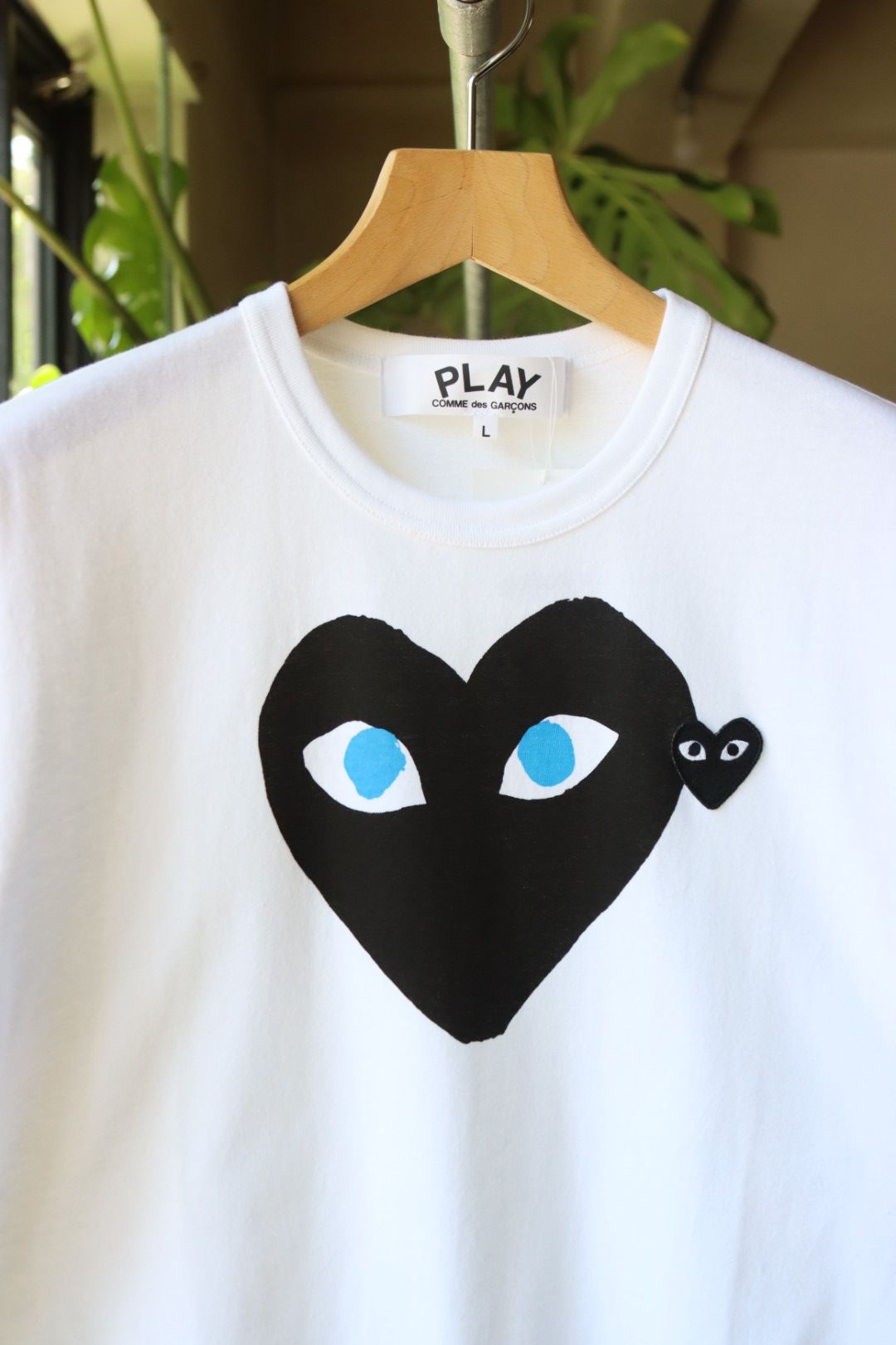 PLAYプレイコムデギャルソン BLUE EYES Tシャツ(BLACK HEART)