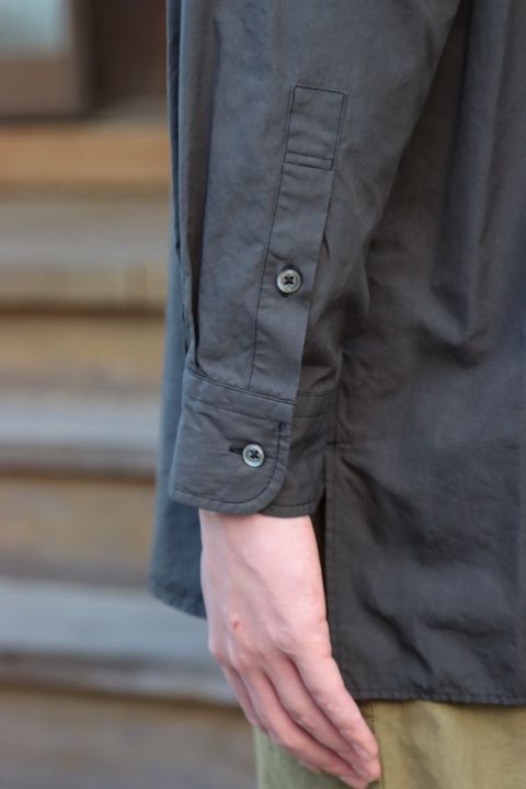 Ets.MATERIAUX Regular collar shirt(INK BLACK)style.