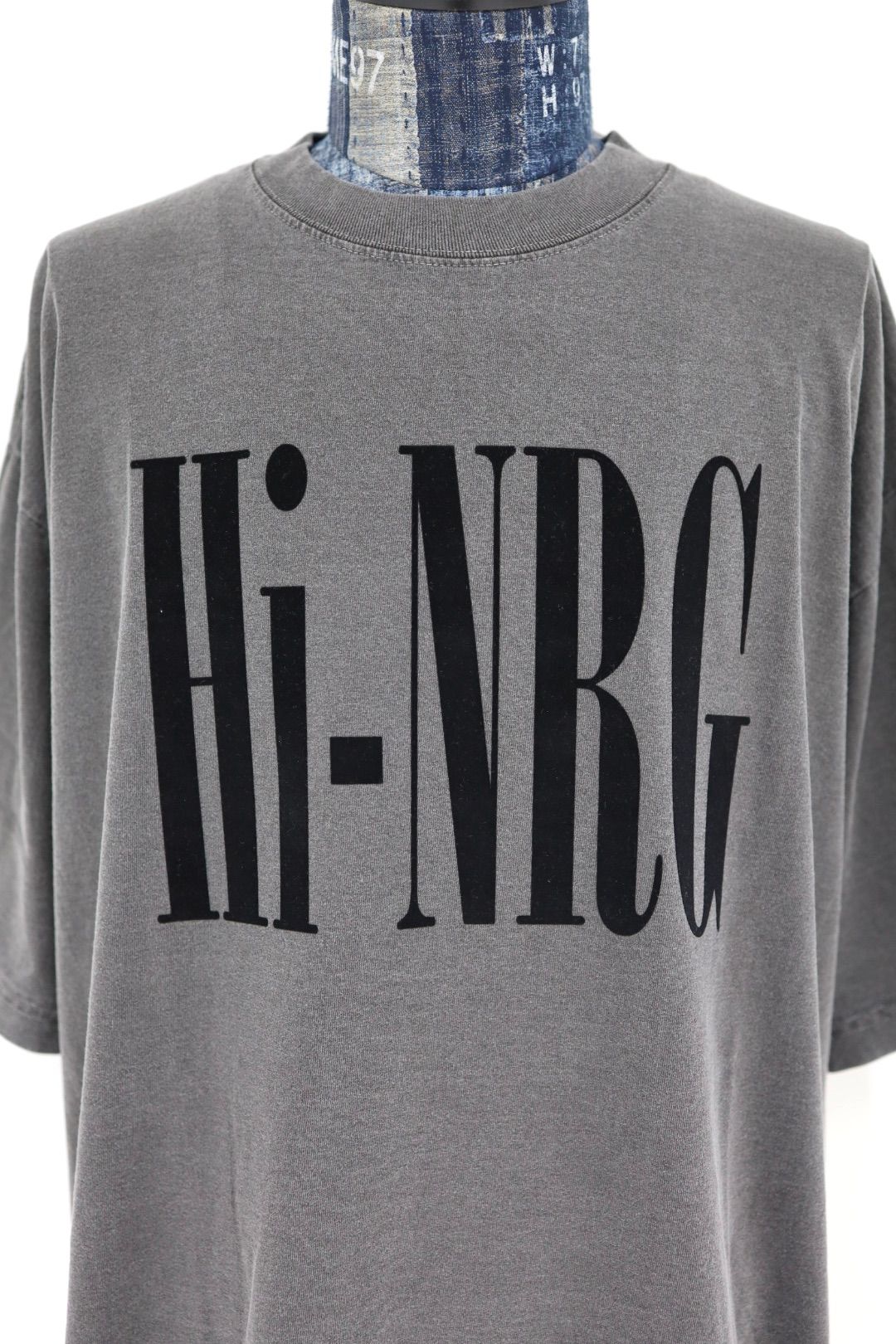 イズネスミュージック 26SS HI-NRG FLOCKY PRINT T-SHIRT(IMP7_28_HI-NRG5ST01)SUMI(CHARCOAL)☆新作発売！