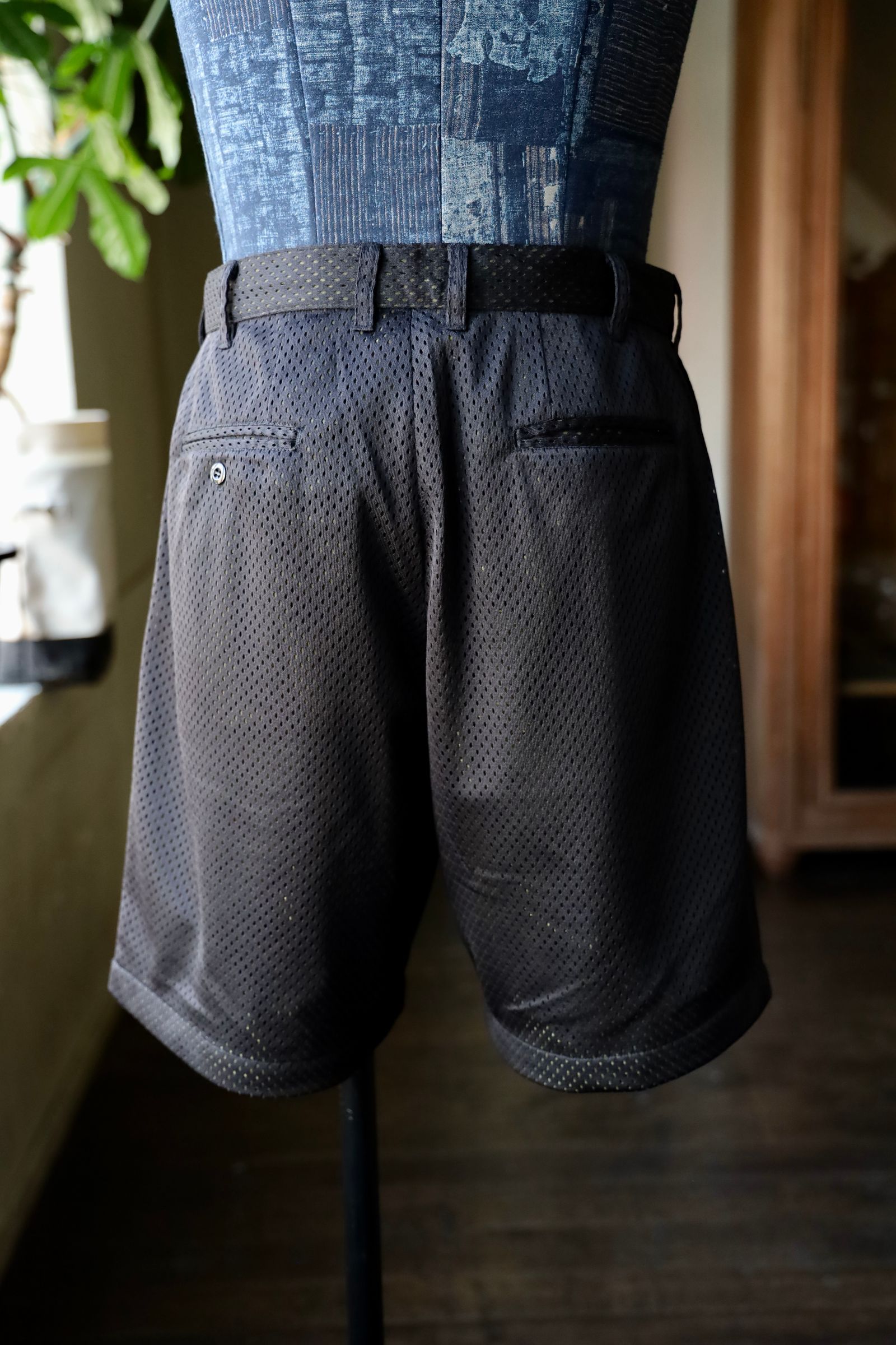 イズネス25SS DOUBLE MESH TWOTUCK SHORTS(25SS_25_1007SSSH04-M1)BLACK×KHAKI