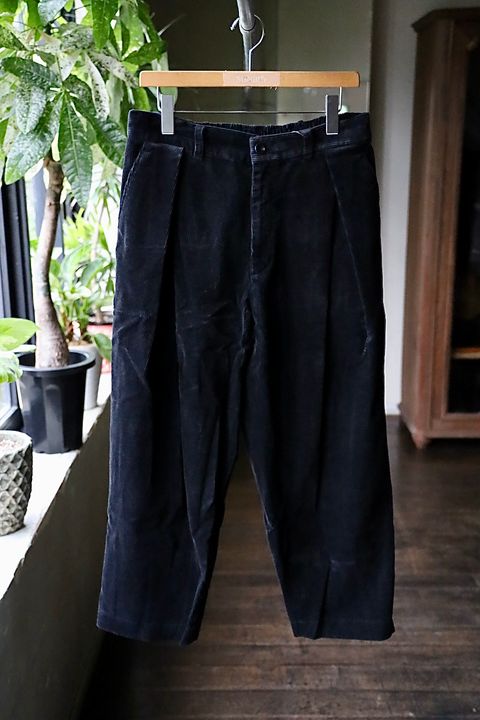 イズネス 25AW CORDUROY TUCK TROUSERS (25AW_31_2020AWPT06-W)BLACK☆新作発売！