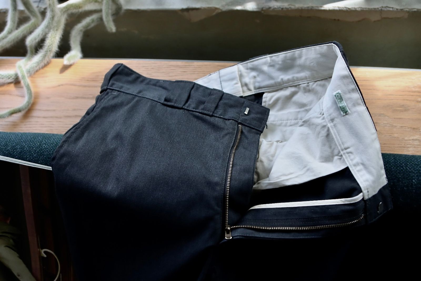 アプレッセ Work Chino Trousers (23AAP-04-22M)CHARCOAL