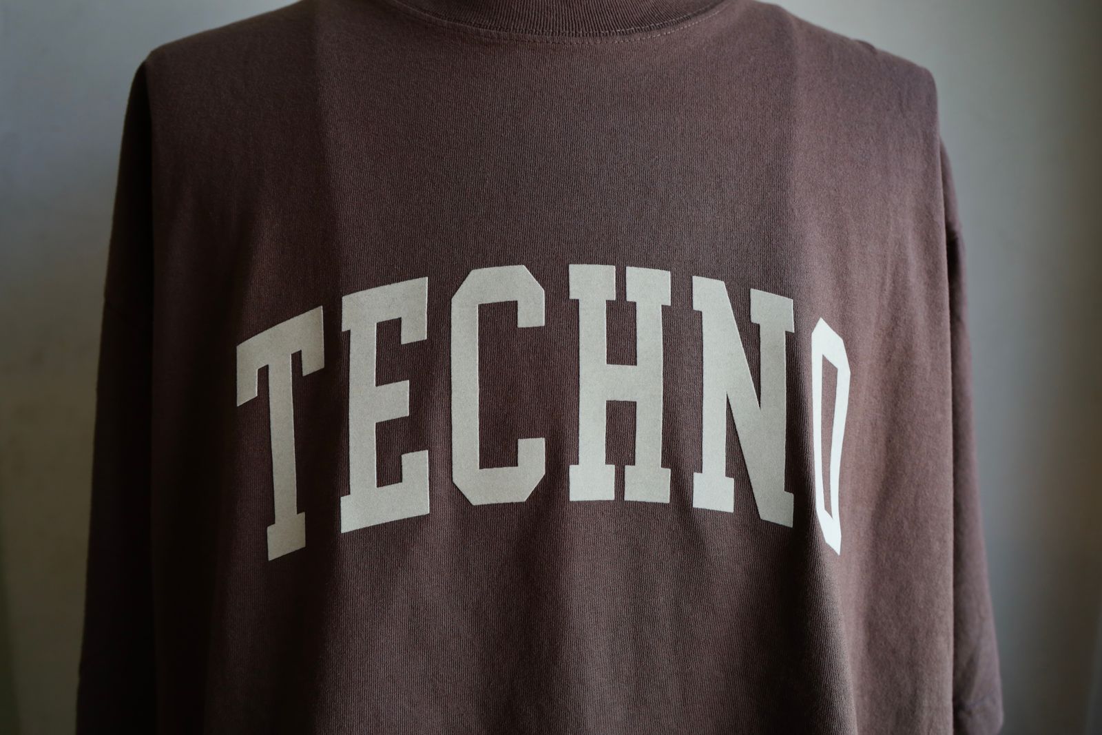 イズネスミュージック 25SS TECHNO FLOCKY PRINT T-SHIRT(IMP5_11_FLTECHNOT01)BROWN