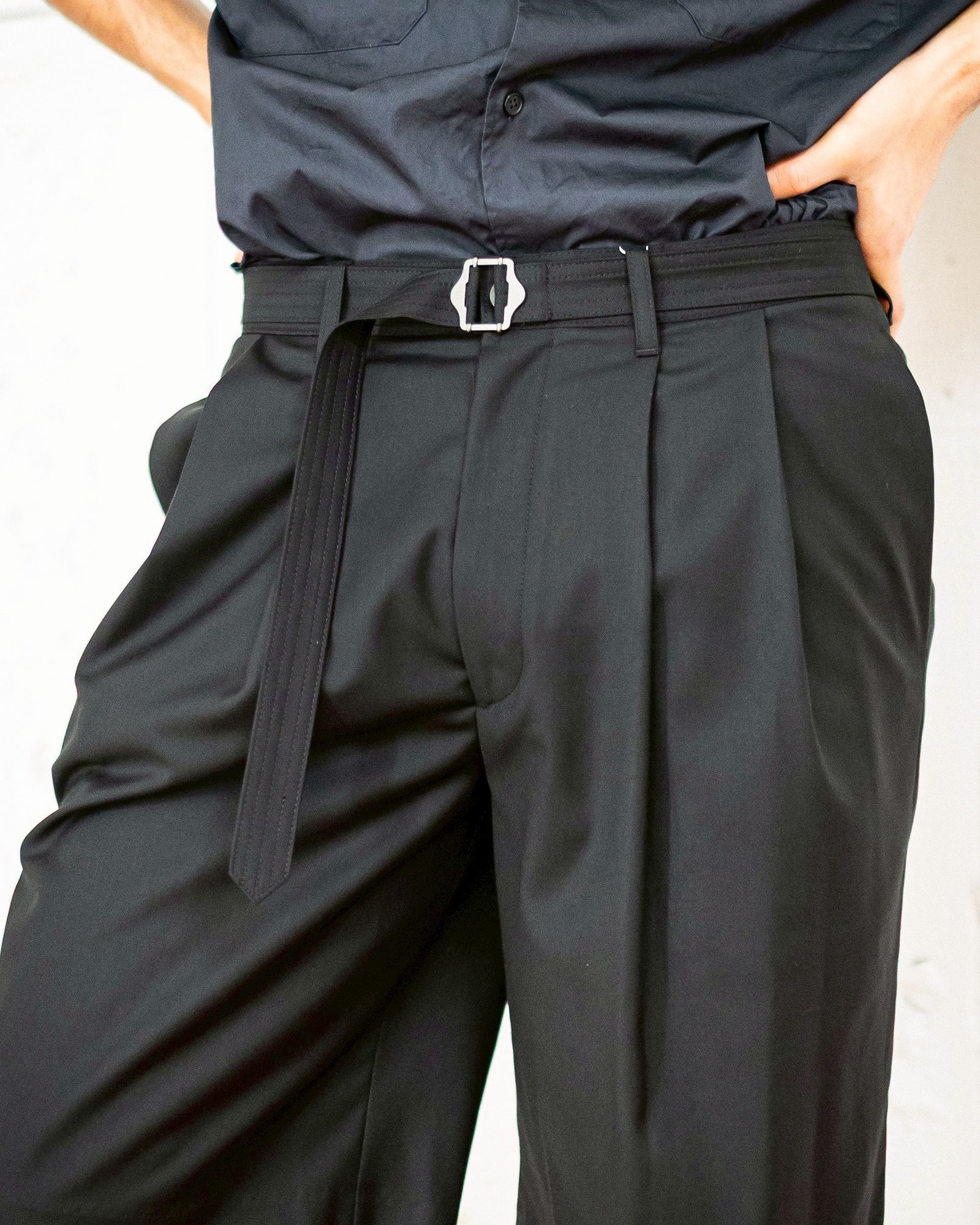 ANOTHER OFFICE Hemingway Belted Shorts (BLACK) スタイル