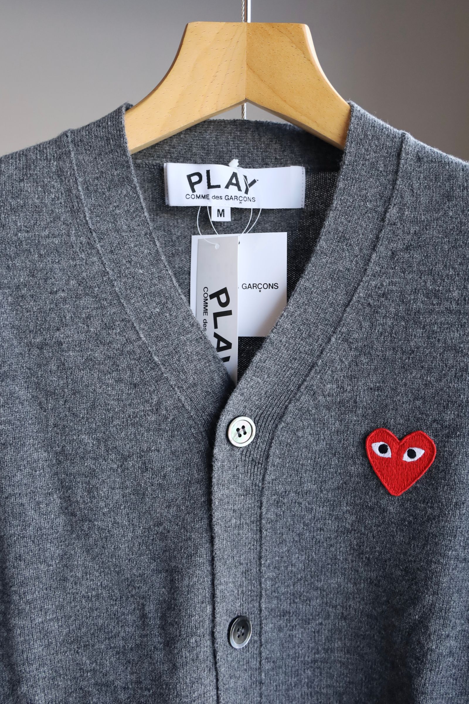 プレイコムデギャルソン V-NECK CARDIGAN (GRAY/RED HEART)