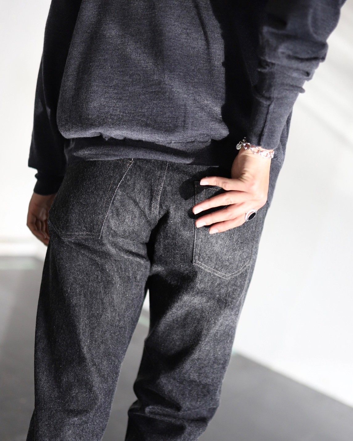 A.PRESSE 24SS Cashmere High Gauge Crew Neck Sweater"CHARCOAL"スタイル