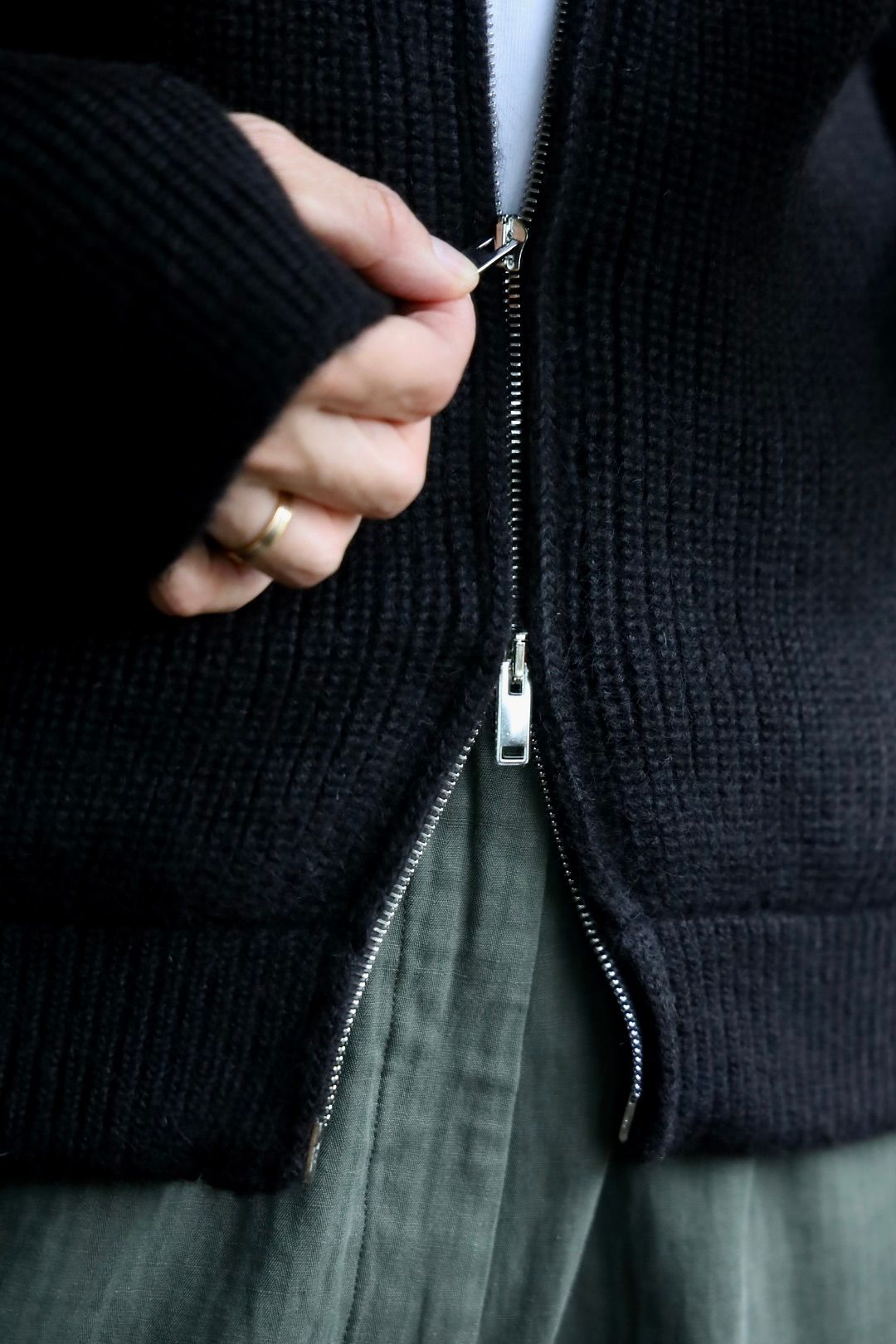 MARKAWARE 26AW DRIVERS KNIT"NATURAL BLACK"スタイル