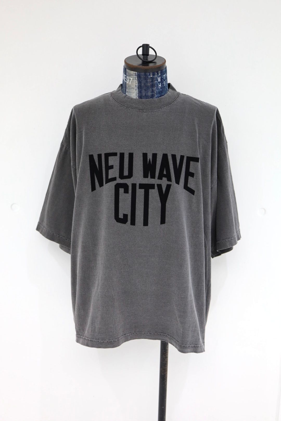 イズネスミュージック 26SS NEU WAVE FLOCKY PRINT T-SHIRT(IMP7_29_NEWWAVEST01)SUMI(CHARCOAL)☆新作発売！