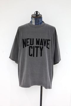 イズネスミュージック 26SS NEU WAVE FLOCKY PRINT T-SHIRT(IMP7_29_NEWWAVEST01)SUMI(CHARCOAL)☆新作発売！