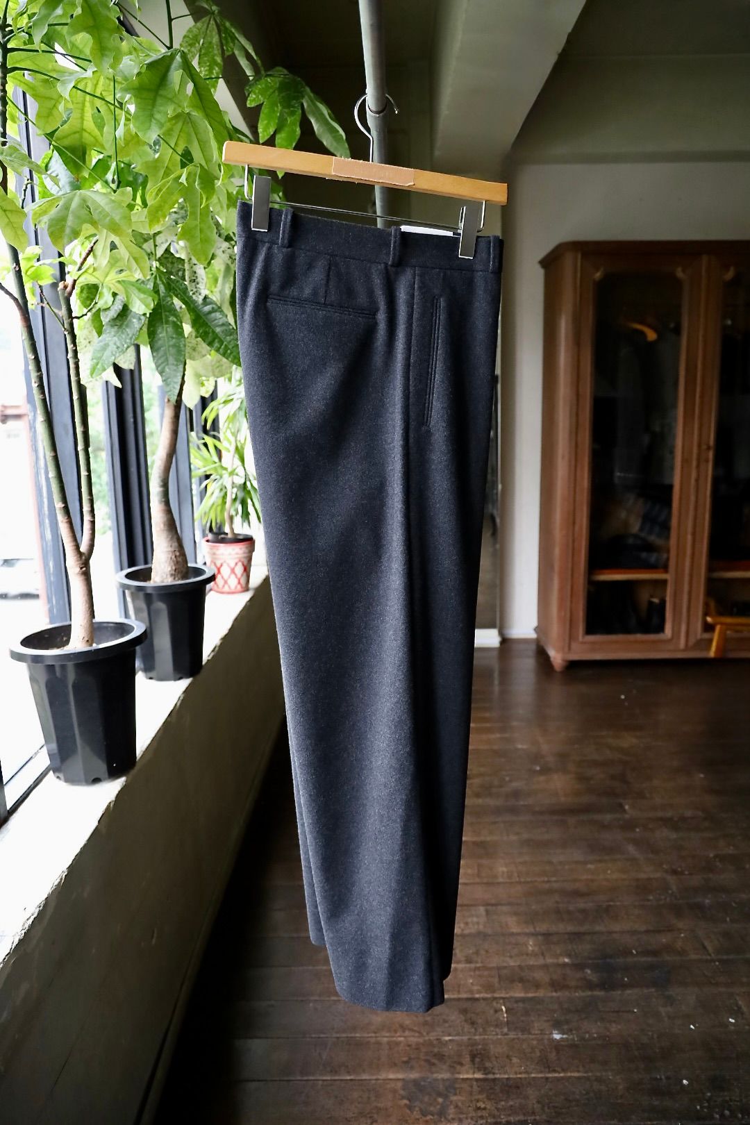 アプレッセ 2025 STYLE2  Wool Flannel Wide Trousers(25AAP-04-14)CHARCOAL☆9月13日(土)発売！