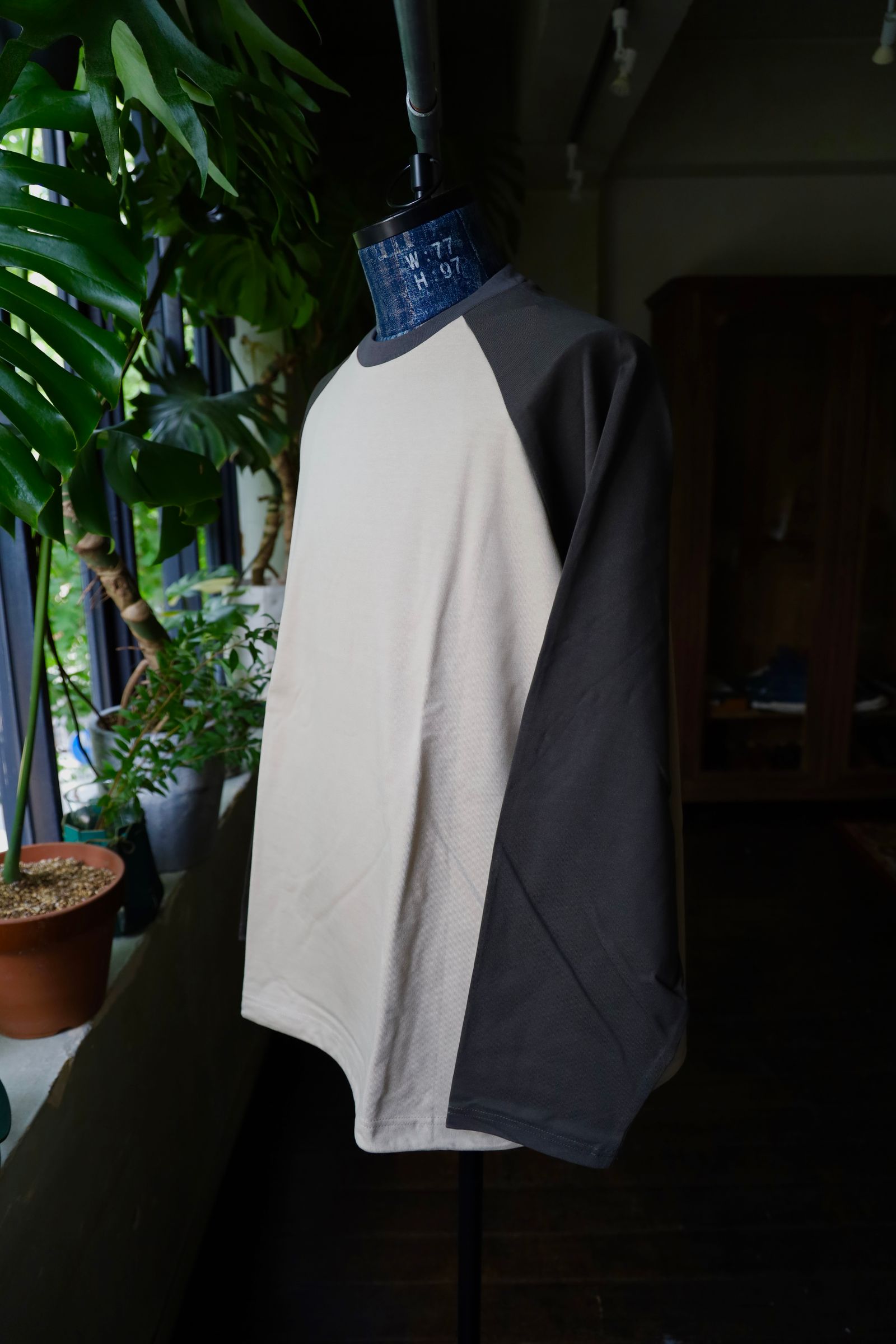 イズネス24AW BALLOON RAGLAN LONG SLEEVE T SHIRT(1006AWCST01)BEIGE×CHARCOAL