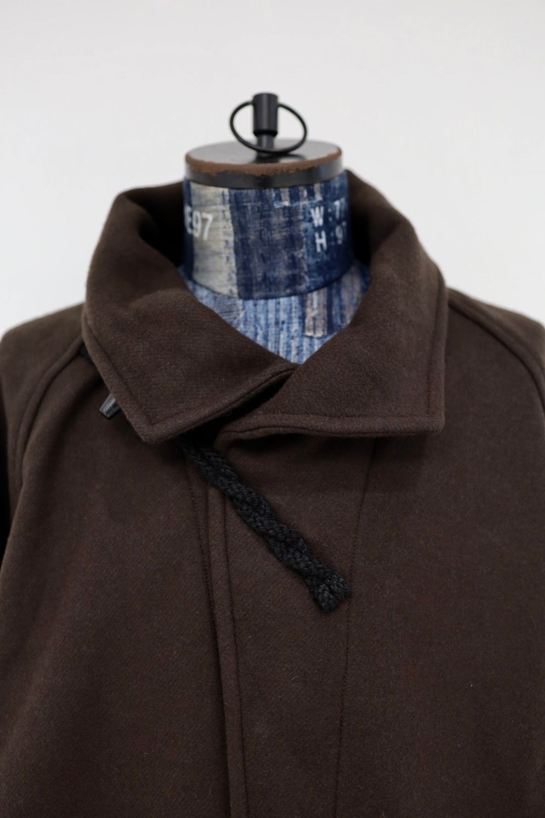 イズネス26AW  Duffle Smock Long Coat(26AW_35_28AWCOAT02)BROWN☆10月10日(土)発売！