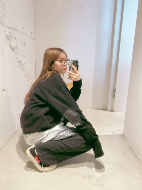 YOKE 新作PAINTED ELBOW PATCH SWEATER style.2024.8.23