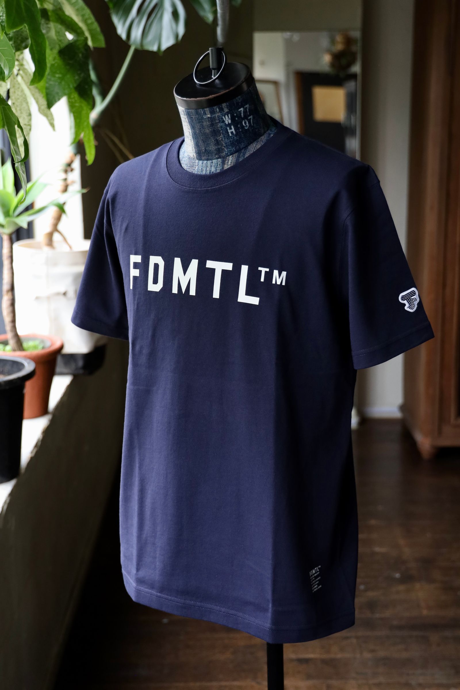 ファンダメンタル TシャツLOGO TEE (FA25/TE18)NAVY