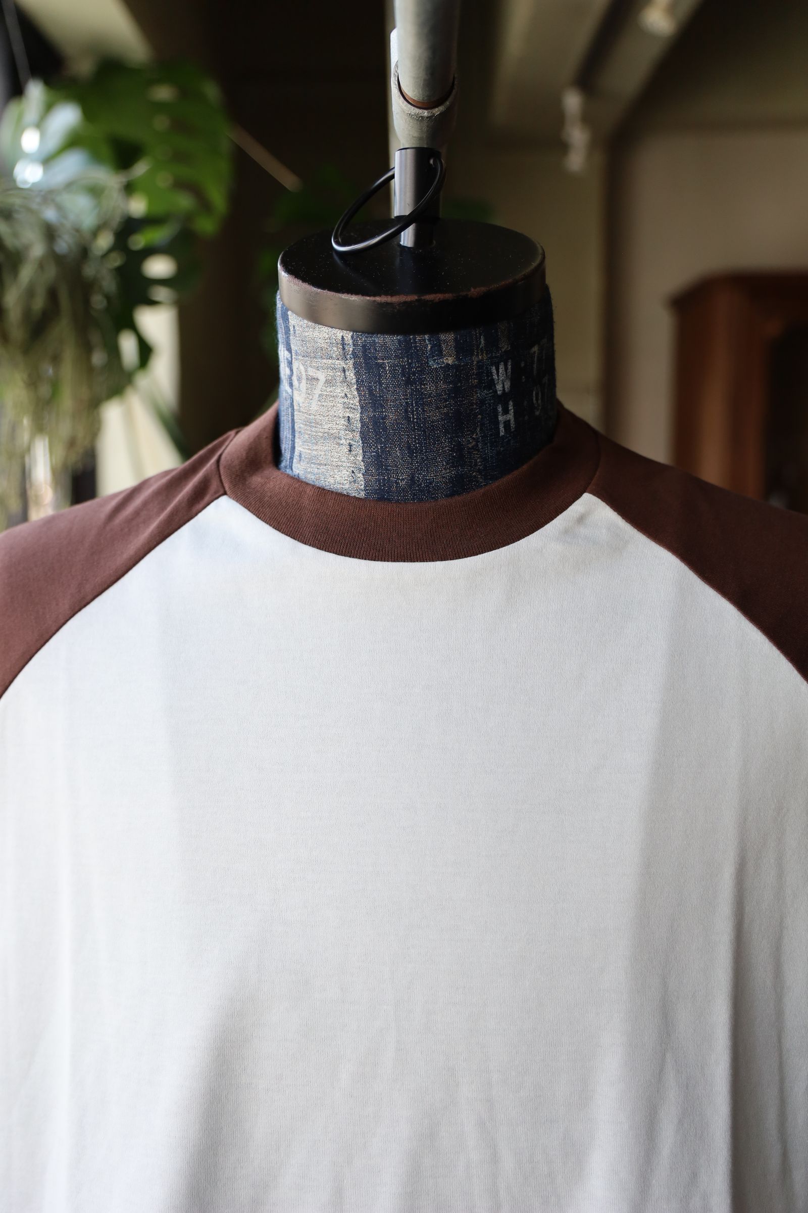 イズネス25SS BALLOON RAGLAN SLEEVE T-SHIRT(1007SSCST01)OFF WHITE×BROWN