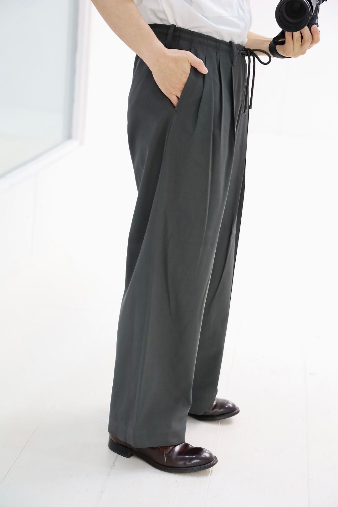 マーカウェア 26SS  60/2オーガニック強燃ボイル3/2ツイル / トリプルプリーテッドイージートラウザーズ(A26A16PT02C)Charcoal☆新作発売！