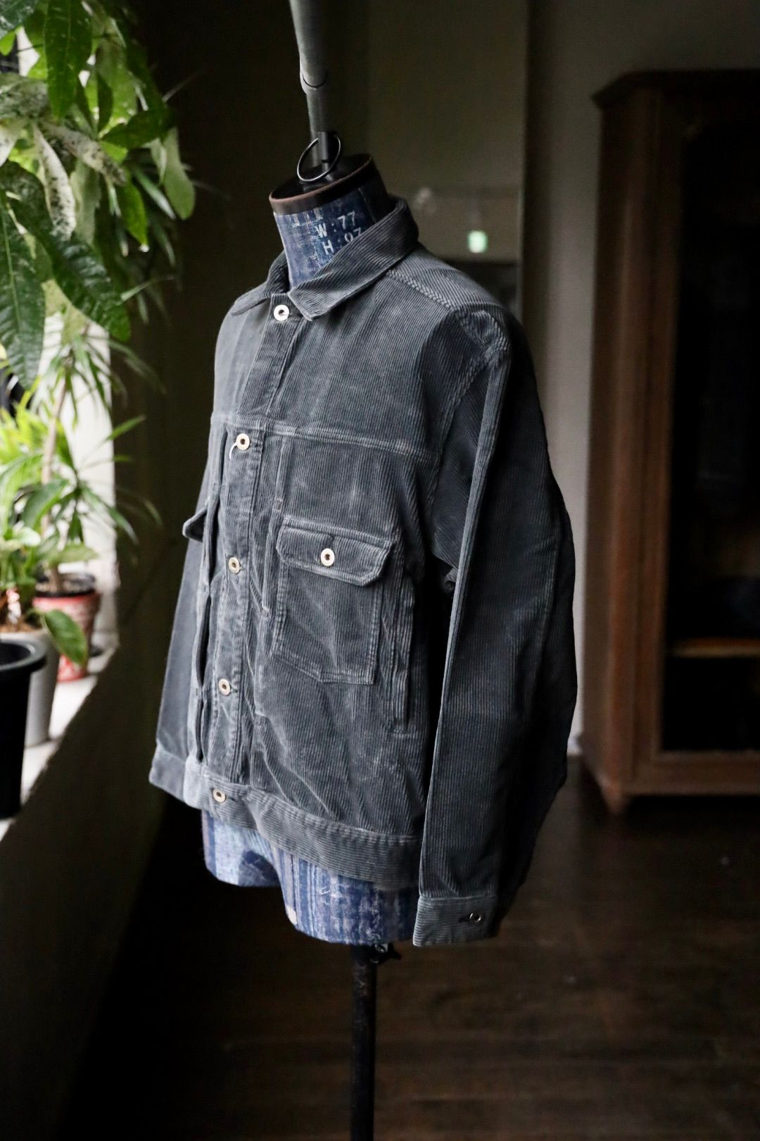 イズネス 25AW CORDUROY TRUCKER JACKET (25AW_30_1006AWJK02)CHARCOAL☆新作発売！