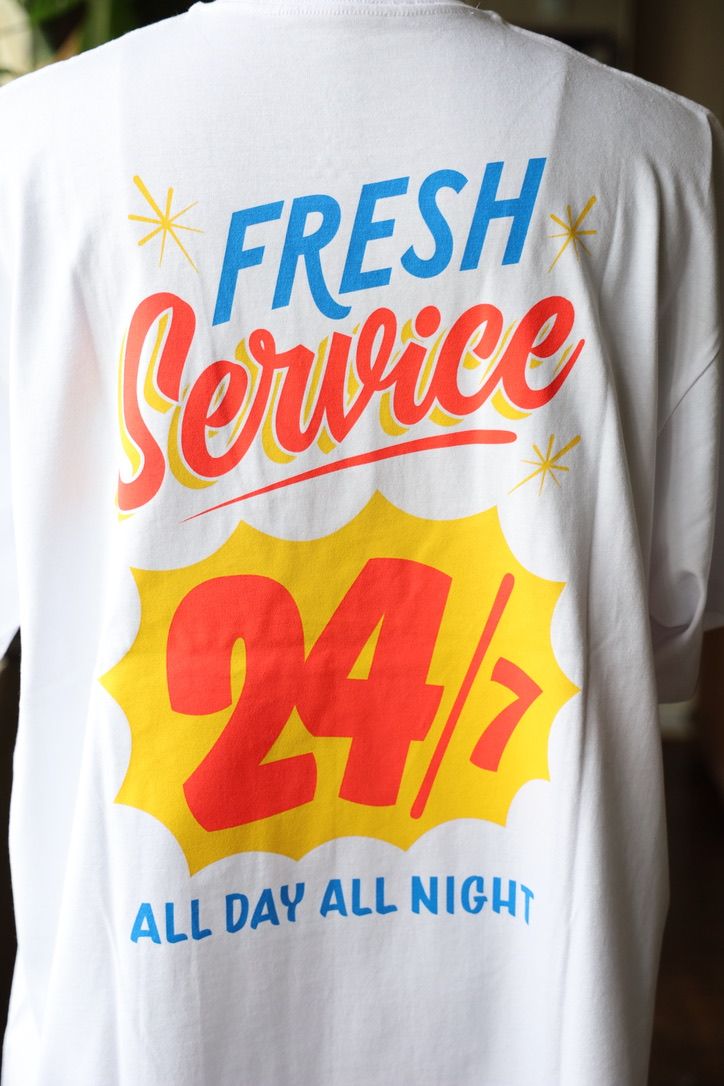 フレッシュサービスCORPORATE PRINTED S/S TEE “ALL DAY ALL NIGHT” (RED)