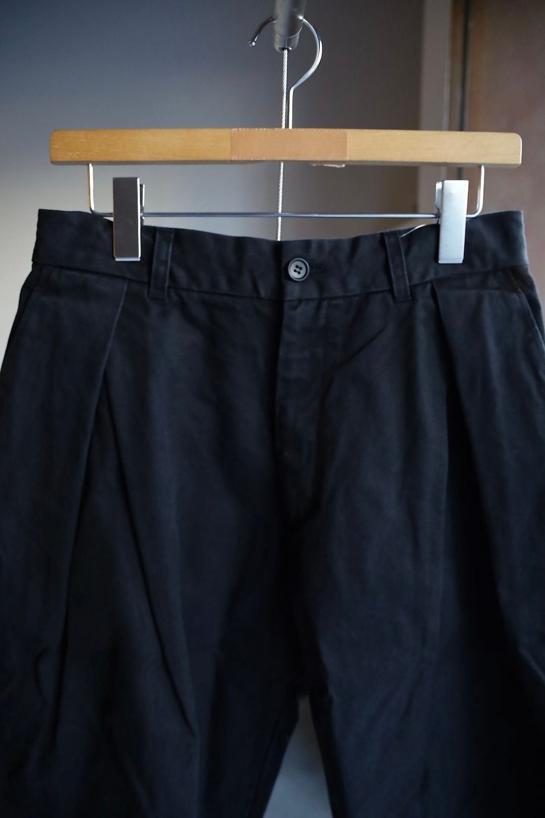 イズネス25AW TWILL TUCK TROUSERS(25AW_20_2020AWPT06-O)BLACK☆新作発売！