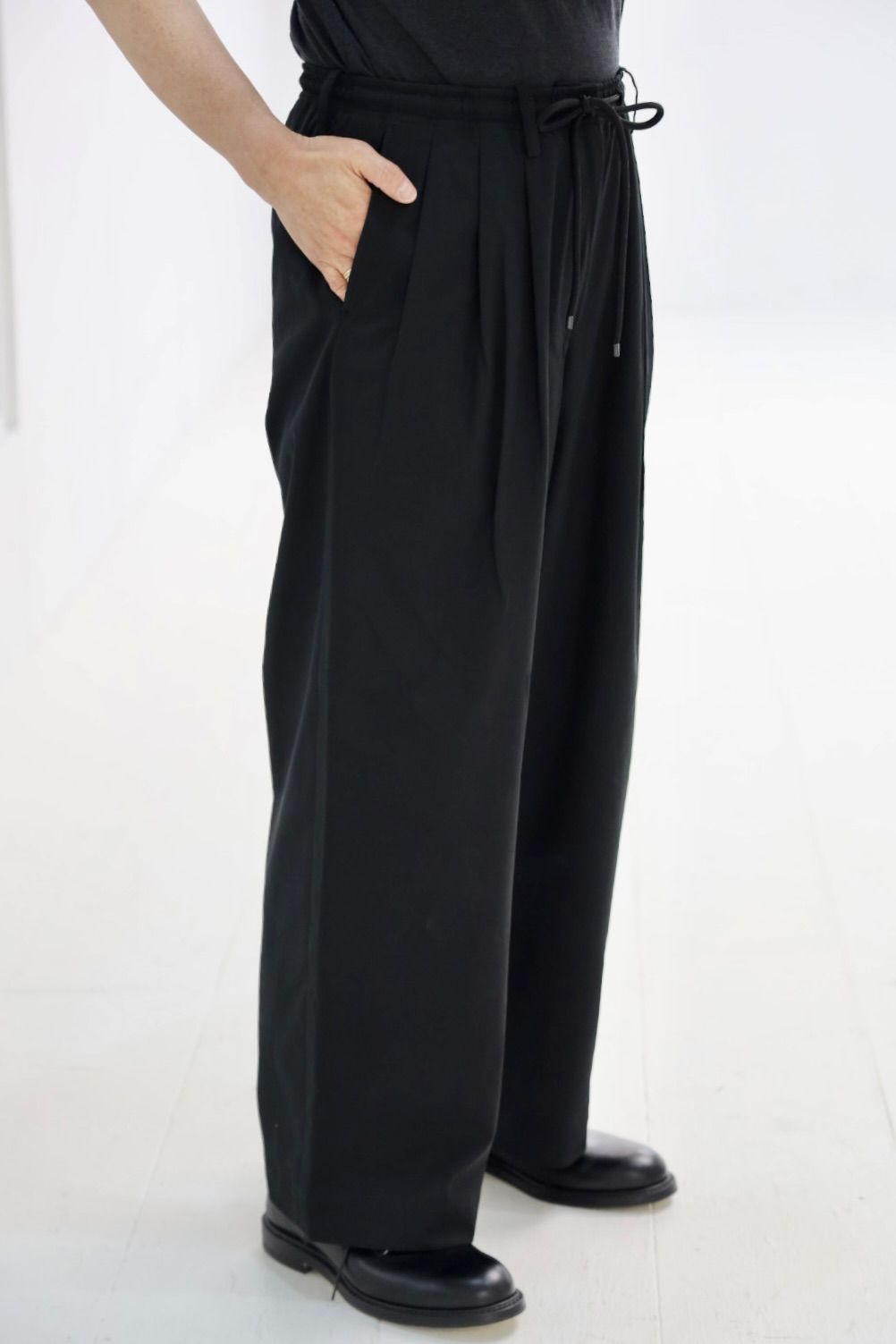 マーカウェア 26SS  60/2オーガニック強燃ボイル3/2ツイル / トリプルプリーテッドイージートラウザーズ(A26A16PT02C) Black☆新作発売！